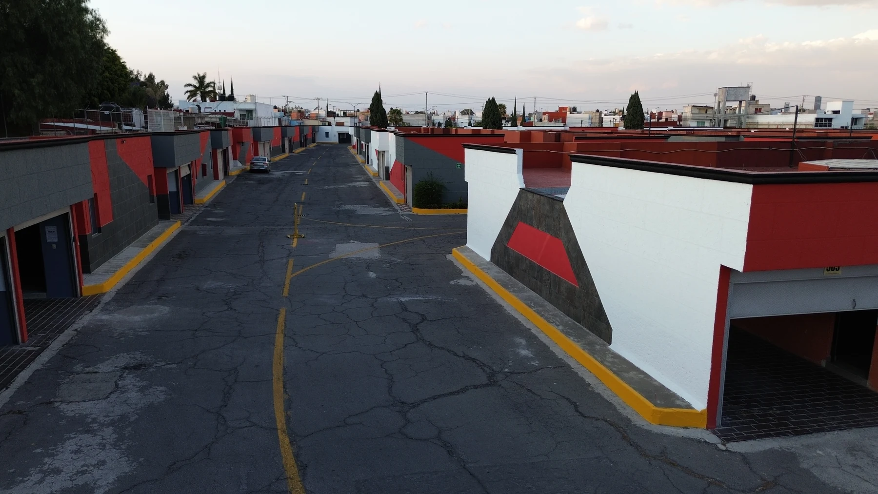Vista aerea de los accesos privados del motel