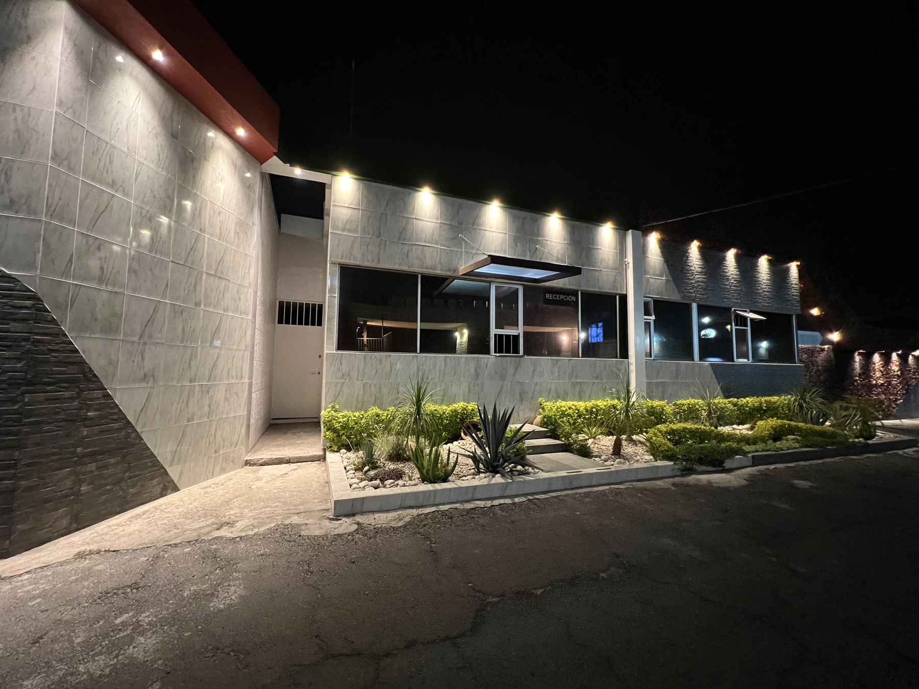 Acceso exterior iluminado del motel