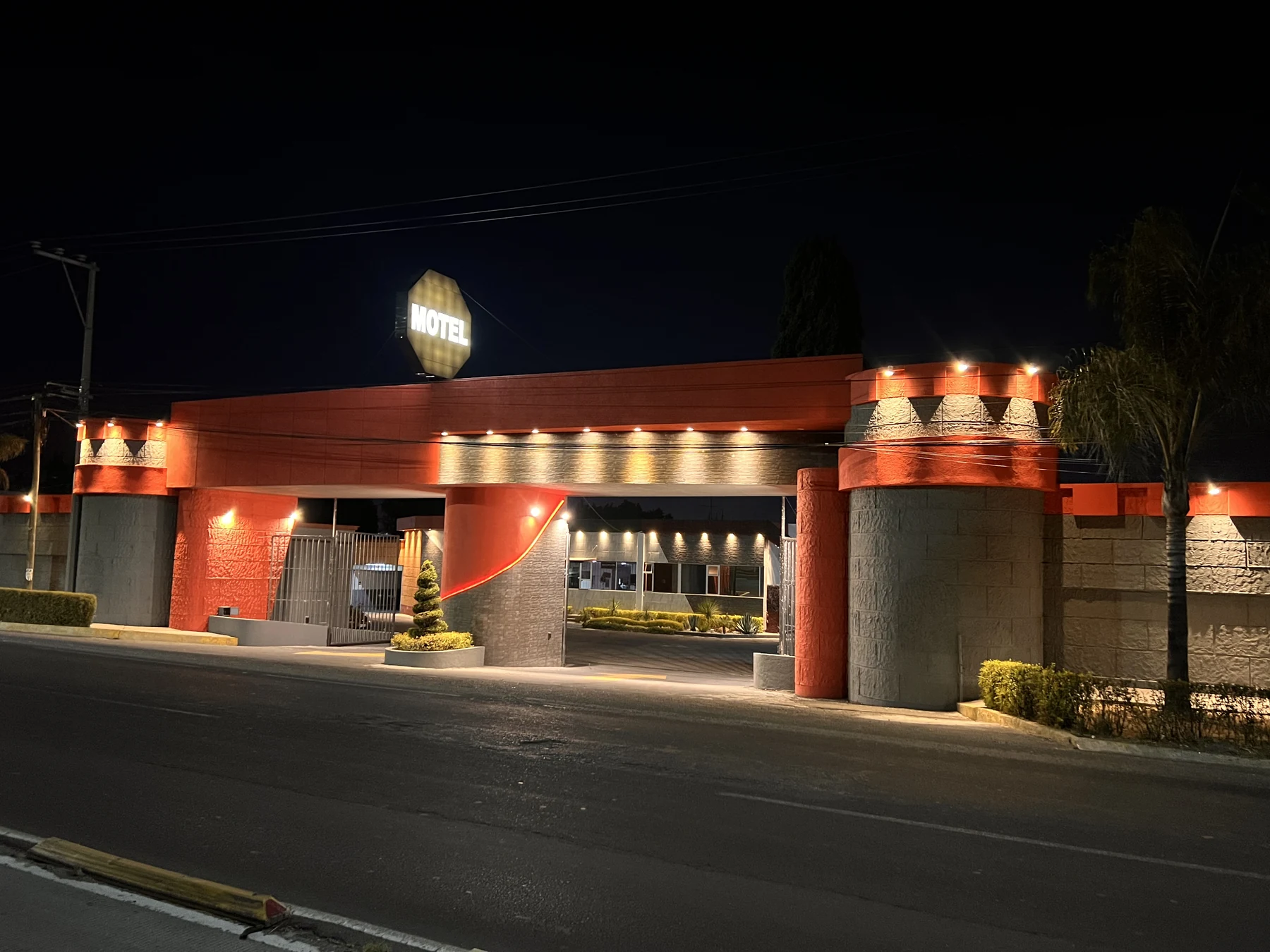 Entrada nocturna de Motel Villa de Las Flores