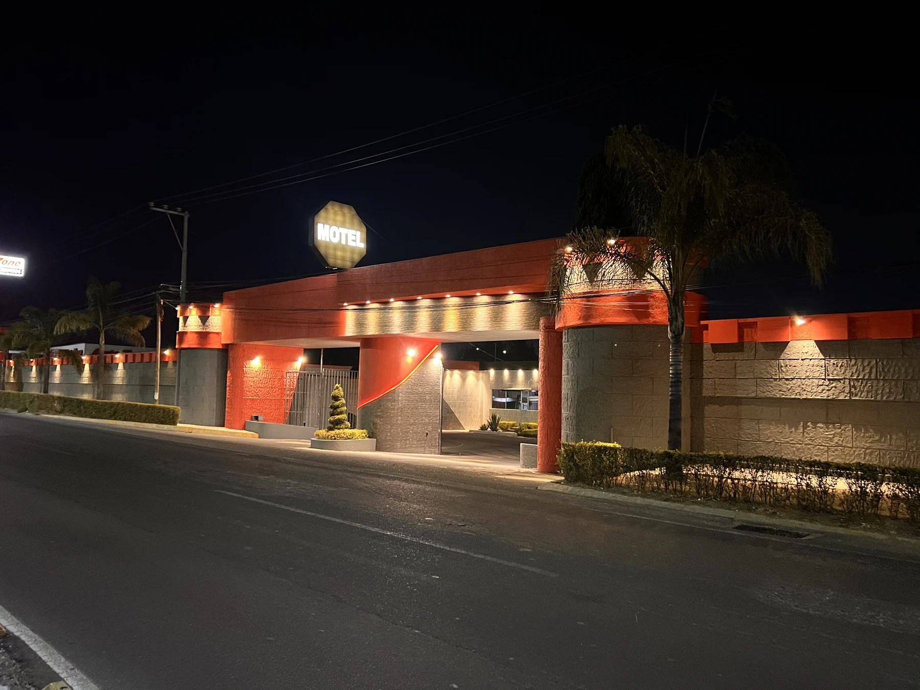 Entrada principal nocturna del motel