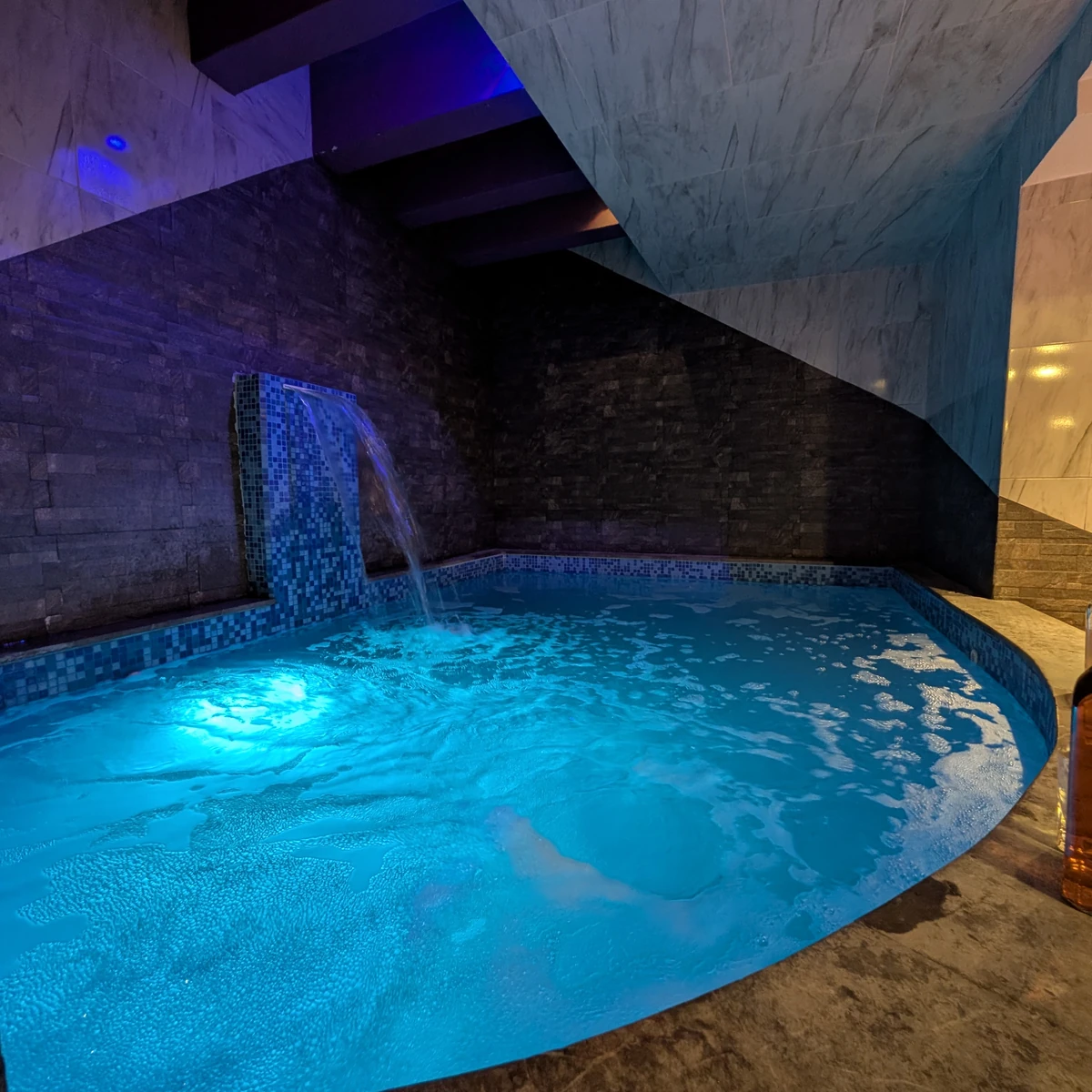 Alberca privada iluminada en una suite de Motel Villa de Las Flores
