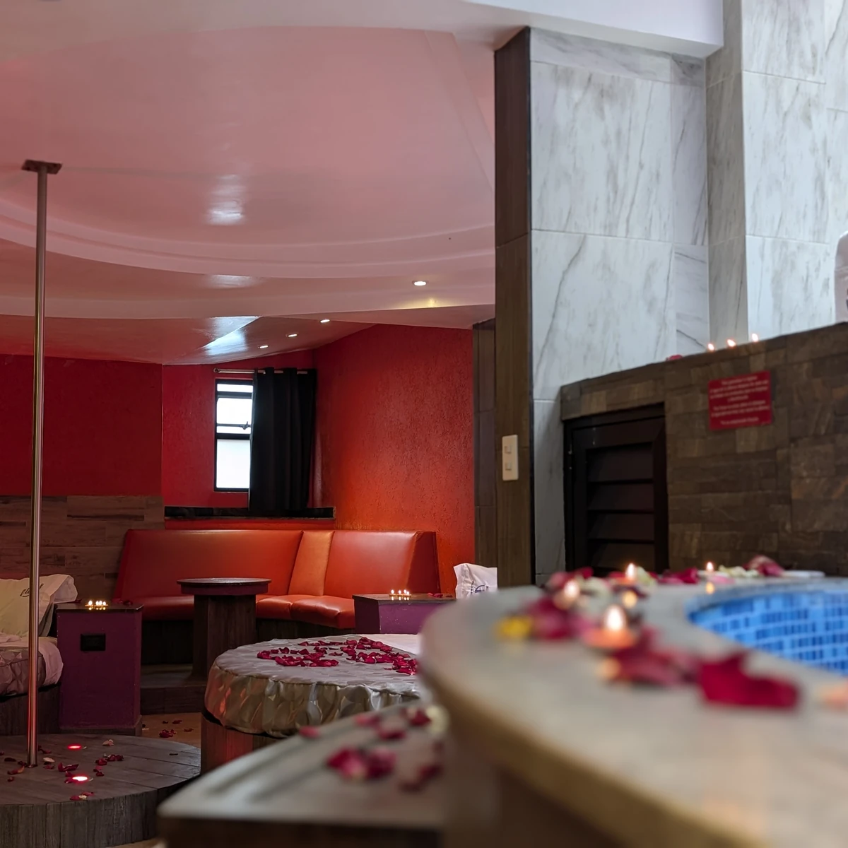 Suite romantica con alberca privada y decoracion de petalos