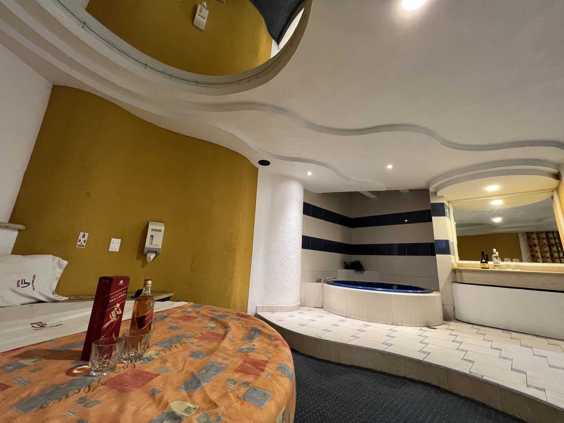 Habitacion Jacuzzi con cama y chaise longue