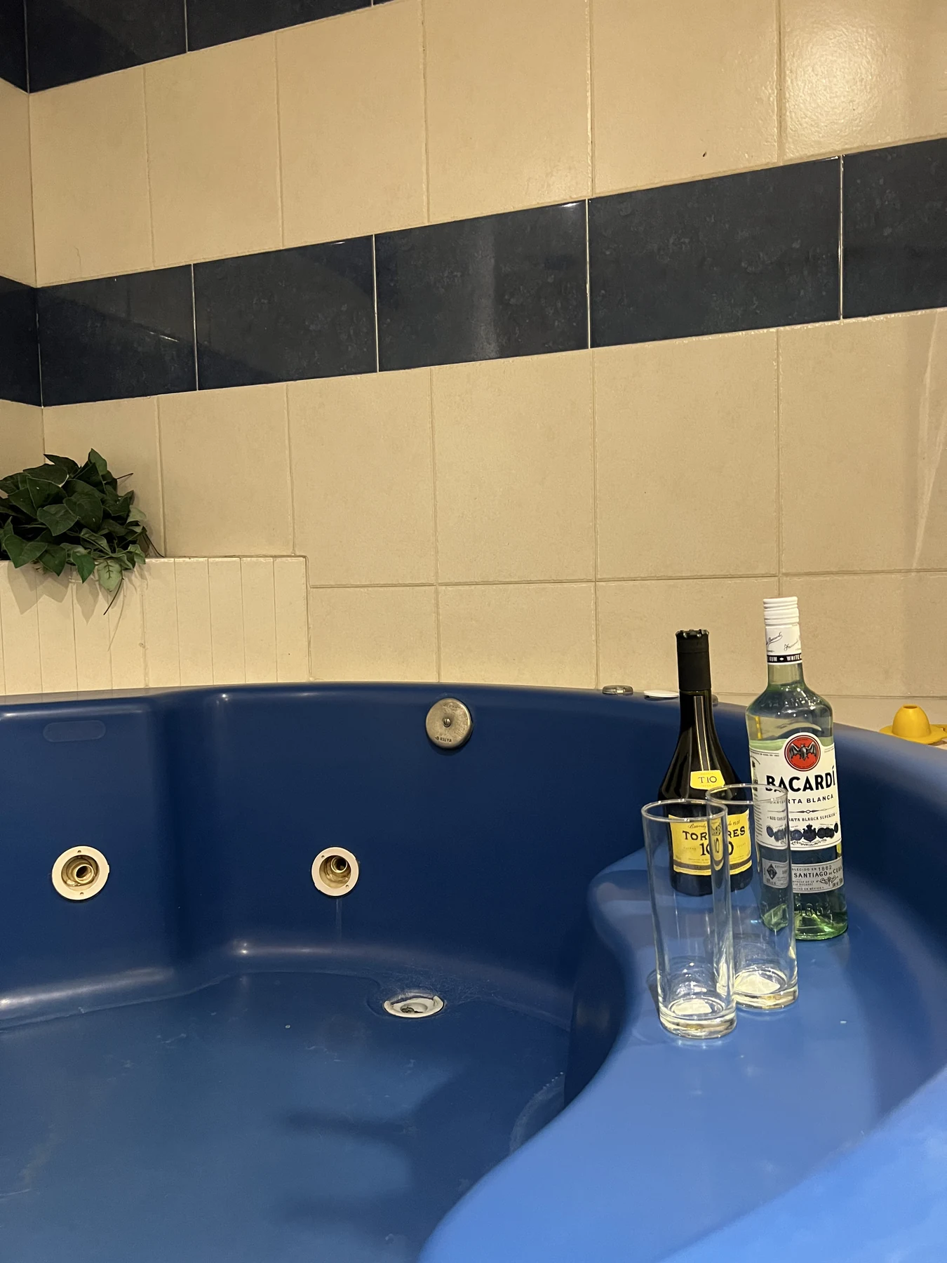 Detalle de jacuzzi azul