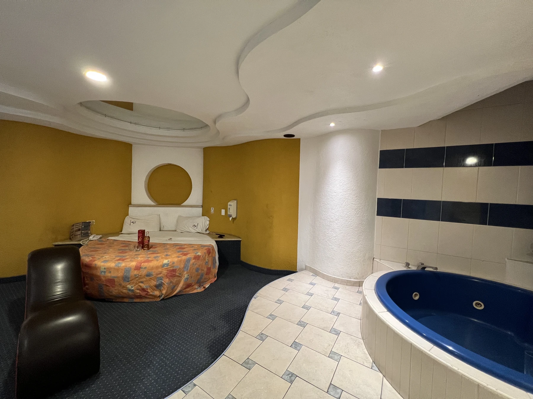 Habitacion Jacuzzi Sencillo con cama y tina