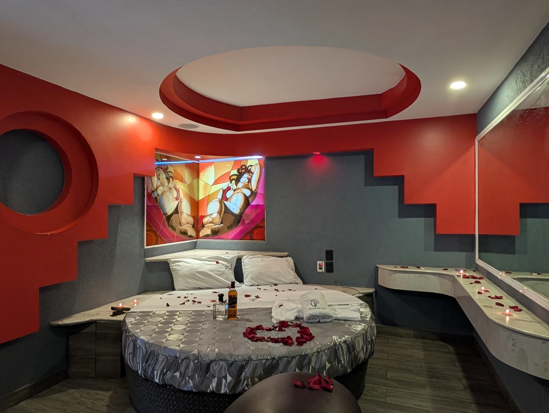 Habitaci&oacute;n y cama de M&aacute;ster Suite Alberca